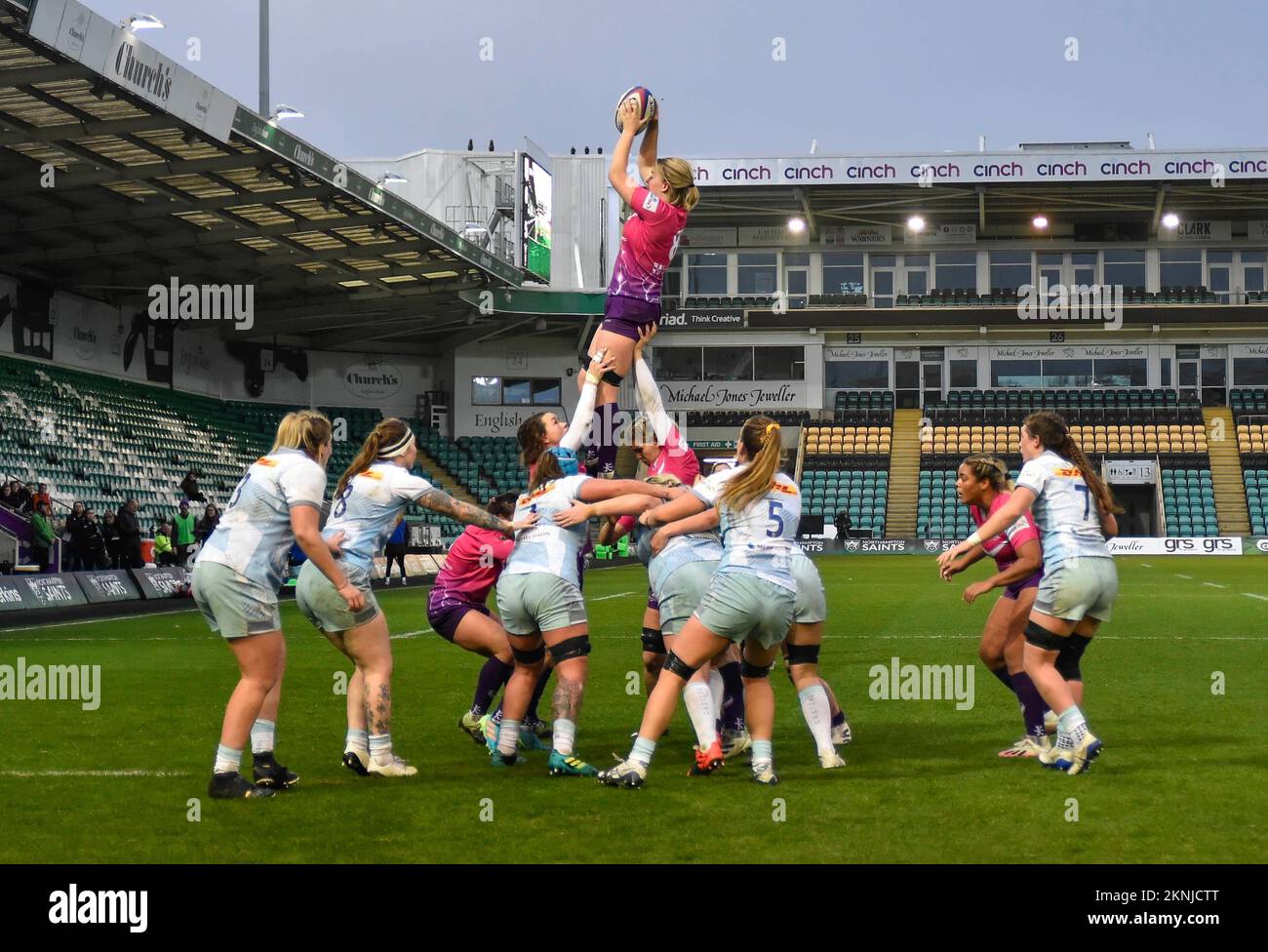 NORTHAMPTON, INGHILTERRA - -27 novembre - 2022 : Daisy Hibbert Jones vince la palla durante la partita tra Loughborough Lightning Vs Harlequins a Franklin's Gardens il 27 novembre 2022 a Northampton, Inghilterra Credit: PATRICK ANTHONISZ/Alamy Live News Foto Stock
