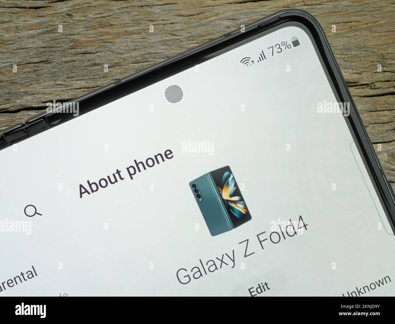 Galati, Romania - Novembre, 17 2022: Samsung lancia Galaxy Z Fold4 con fotocamera sotto display, la quarta generazione di uno smartphone pieghevole Foto Stock