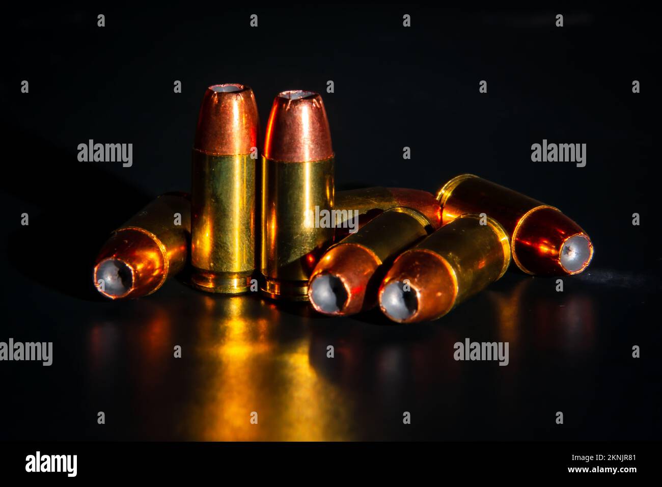 Macrofotografia di munizioni di pistola a punta cava su sfondo nero. Foto Stock