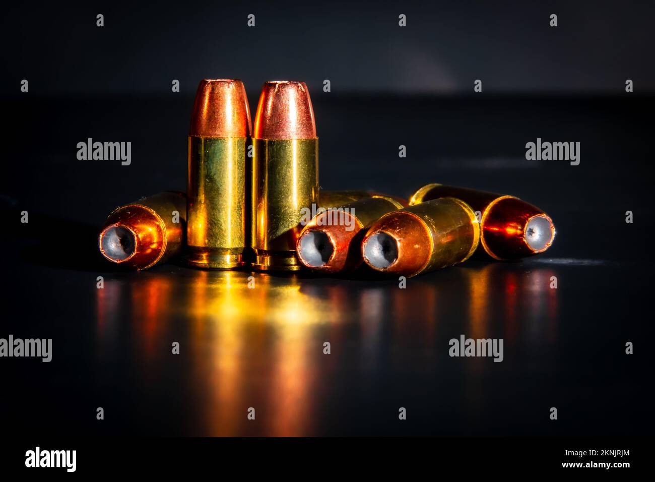 Macrofotografia di munizioni di pistola a punta cava su sfondo nero. Foto Stock
