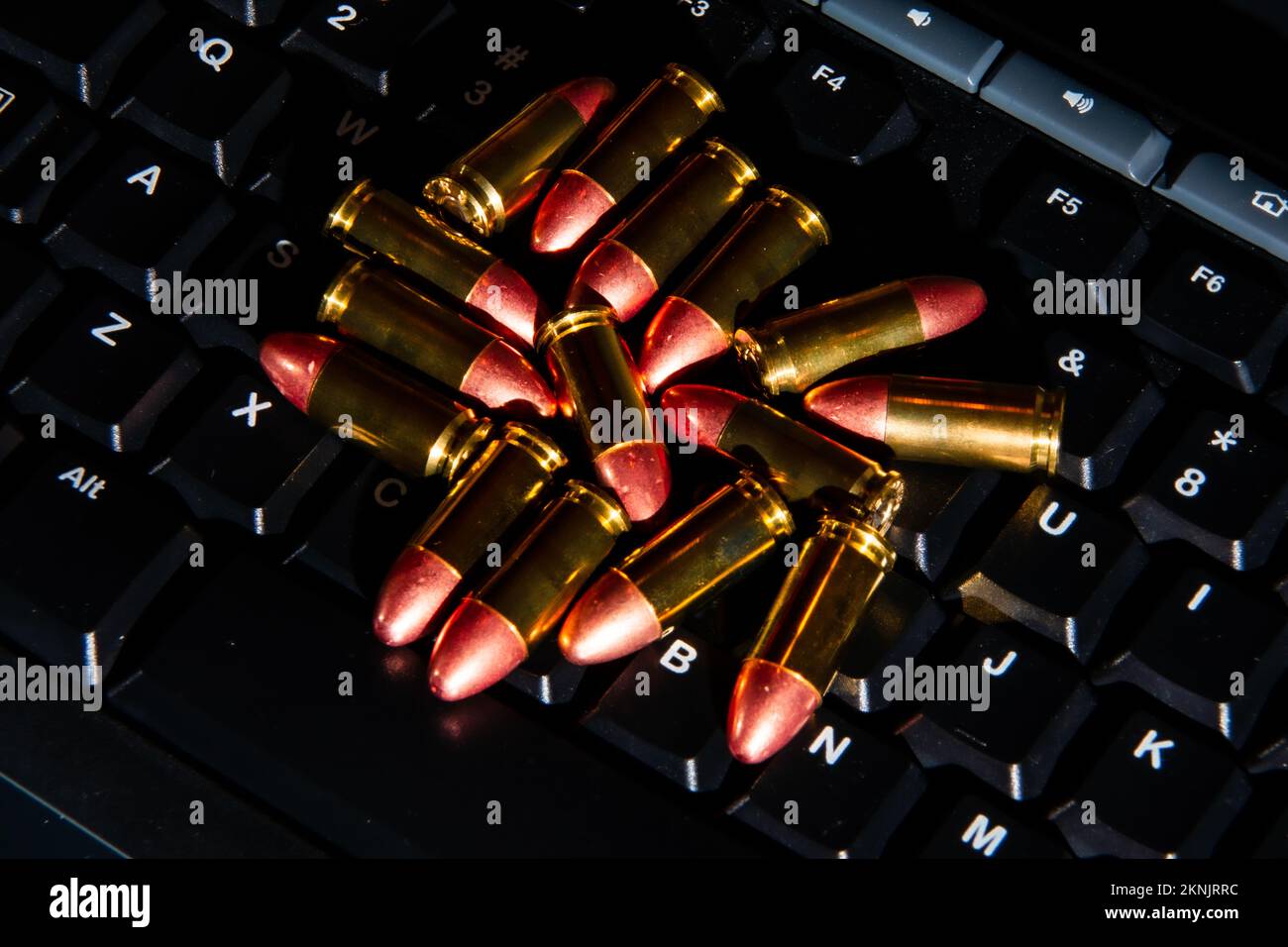 Giacca completamente in metallo rotonde stendendo su una tastiera del computer. Foto Stock