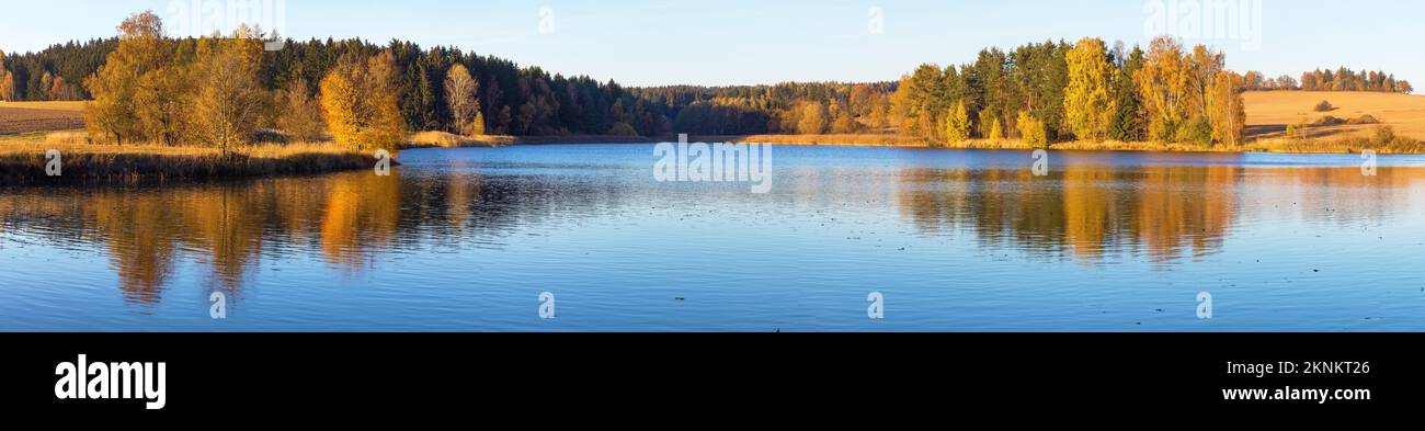 Vista autunnale dello stagno con riflesso del paesaggio variopinto della foresta autunnale, Divka stagno, Hamry nad Sazavou, Boemia e Moravia altopiani, Republique Ceca Foto Stock