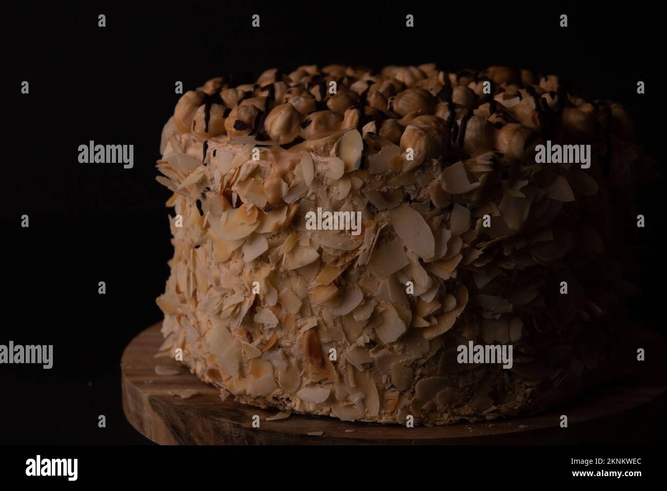 torta di noce fotografica su tavola rotonda Foto Stock