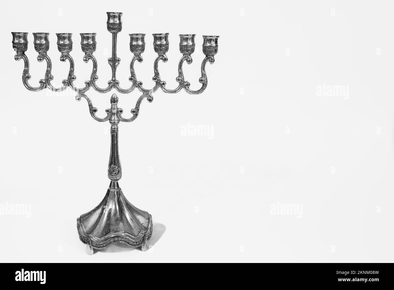 Bella argento hanukkah menorah. Antico menorah rituale di candela su sfondo bianco. Banner festivo ebraico con spazio copia, orizzontale Foto Stock