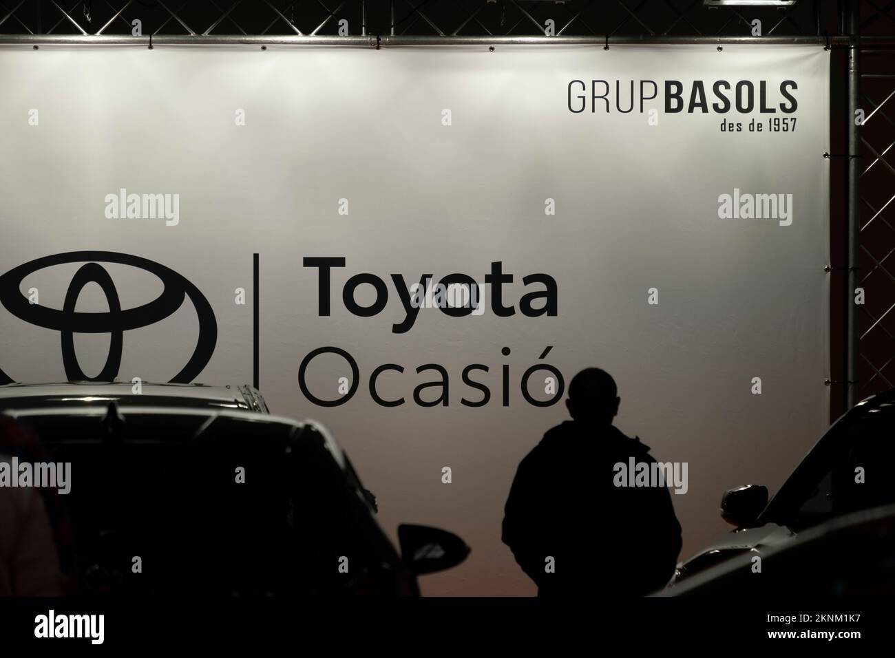 Barcellona, Spagna. 27th Nov 2022. La pubblicità del costruttore di automobili Toyota è visto durante il Salone di semi-nuovi veicoli occasione. La fiera dei veicoli usati di seconda mano si tiene ogni anno presso la zona fieristica Plaza de España. Il Salone dell'occasione riunisce oltre 2.000 vetture in attesa di circa 20.000 potenziali acquirenti. Credit: SOPA Images Limited/Alamy Live News Foto Stock