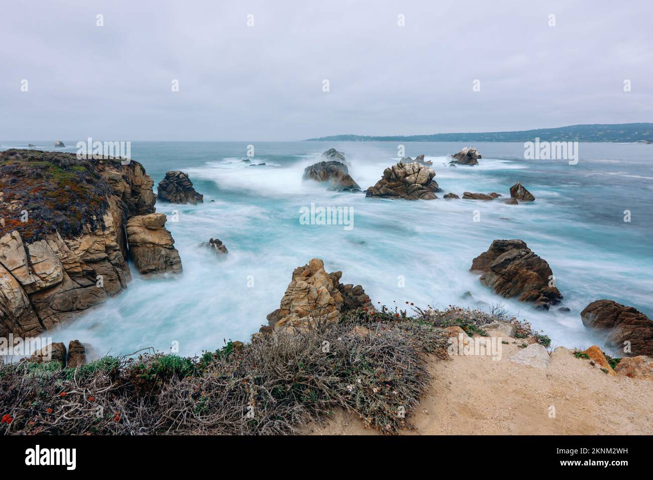 Spiaggia rocciosa e oceano tempestoso, Monterey Bay, California Central Coast Foto Stock