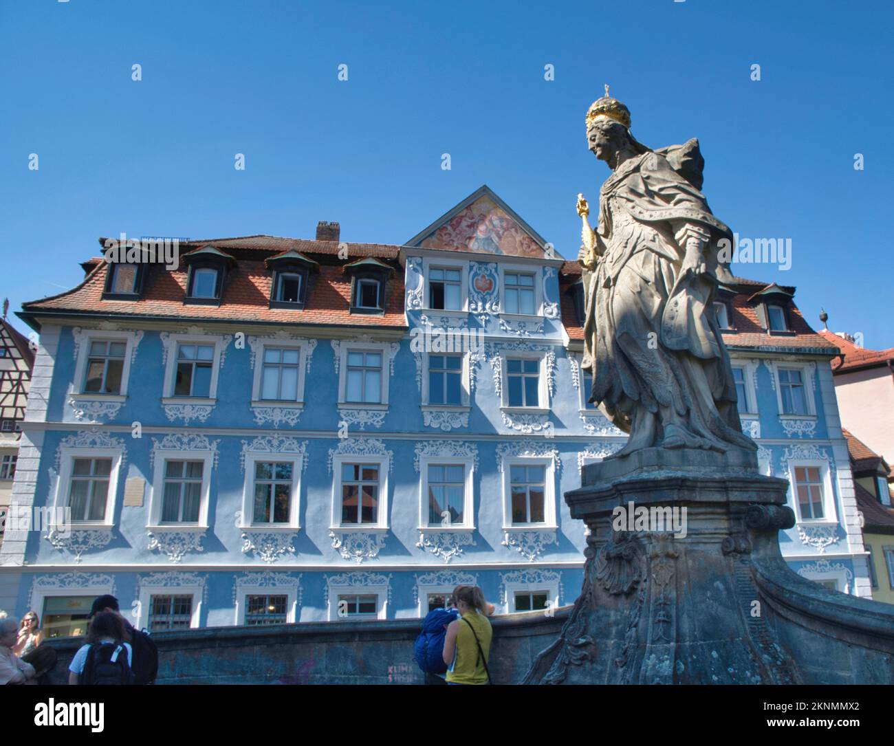 La statua di Kunigunde di fronte alla Wedgewood - facciata in stile Blue House, Bamberg, alta Franconia, Baviera, Germania Foto Stock