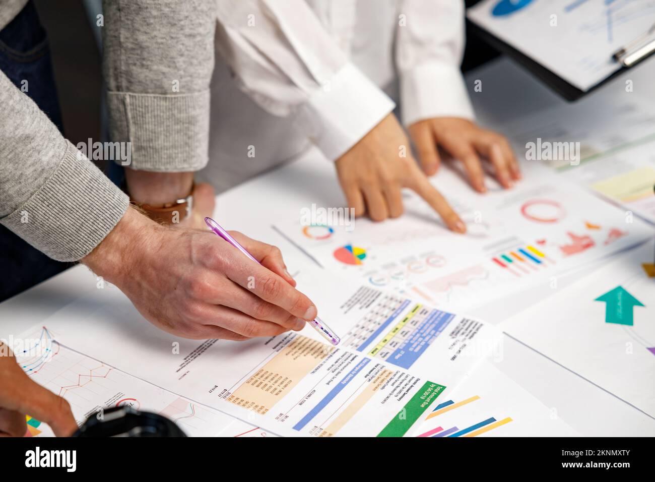 Brainstorming progetto creativo lavoro di squadra, primo piano delle mani del team di sviluppatori di app per telefono cellulare riunione sul layout prototipo dello schermo per smartphone Foto Stock