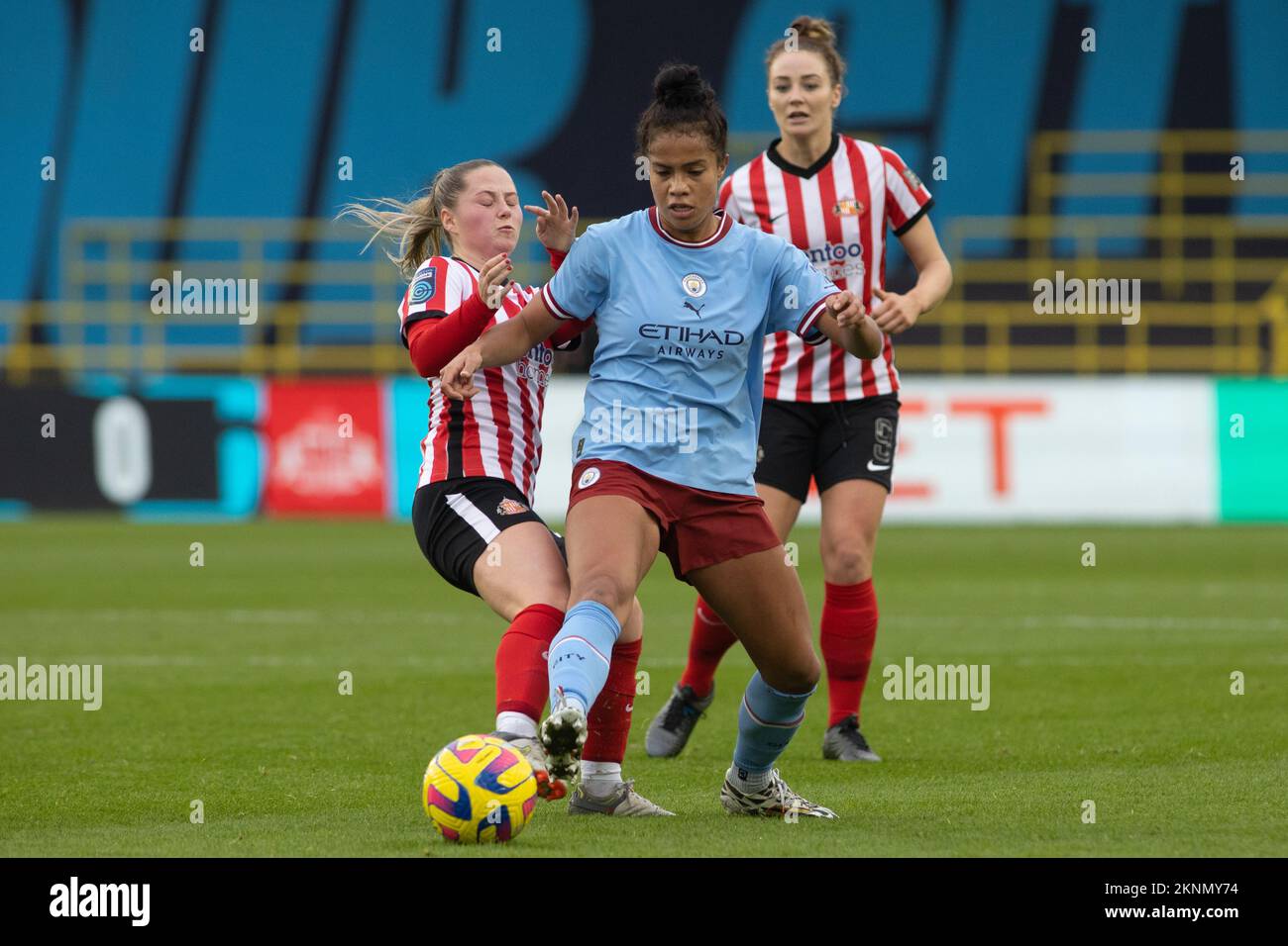 Manchester, Regno Unito. 27th Nov 2022. Manchester City Academy Stadium, Manchester, Greater Manchester, 27th novembre 2022 la fa WomenÕs Continental Tyres League Cup Manchester City contro Sunderland Mary Fowler of Manchester City Women concorso per la palla contro Sunderland AFC Women Credit: Touchlinepics/Alamy Live News Foto Stock