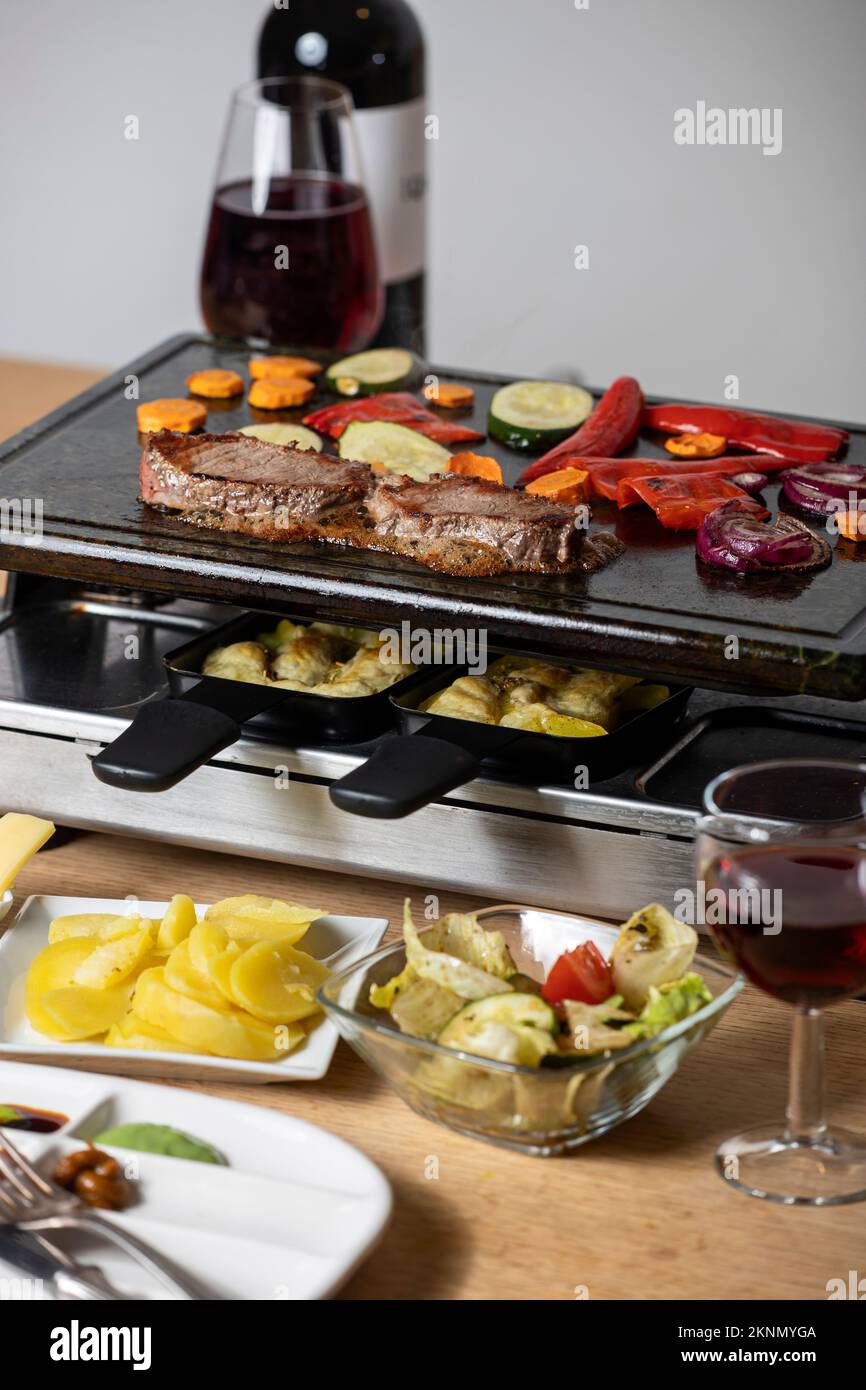 raclette svizzera con carne e verdure Foto Stock