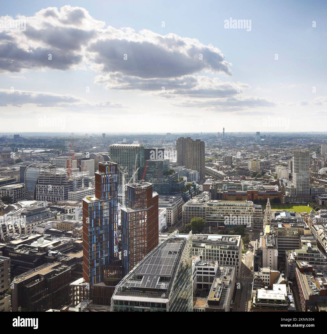 Vista aerea di Londra con una Crown Place verso ovest. One Crown Place, Londra, Regno Unito. Architetto: Kohn Pedersen Fox Associates (KPF), 2022. Foto Stock