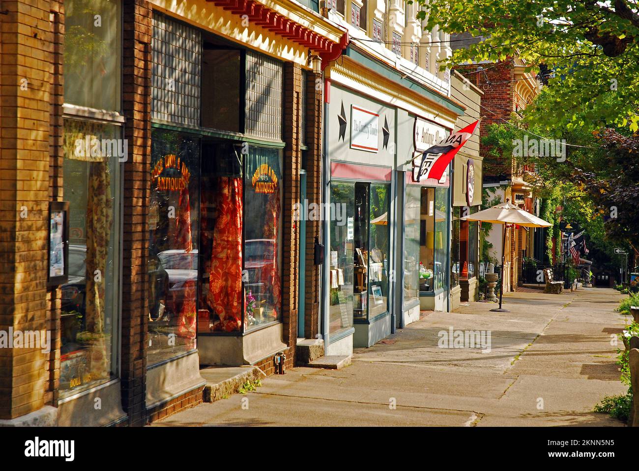 Boutique e negozi indipendenti popolano il centro di Cold Spring, New York. Foto Stock