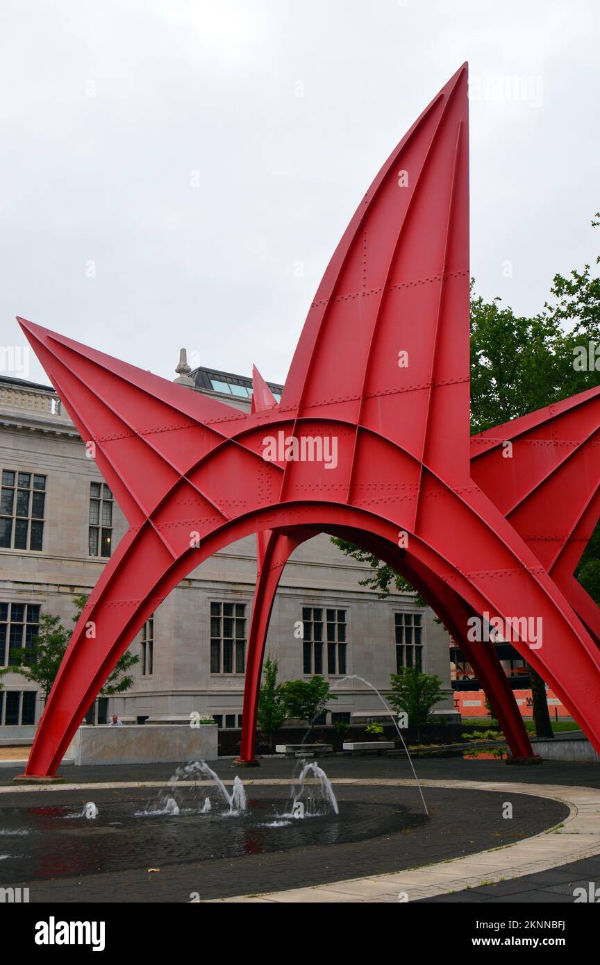 La scultura di Alexander Calder Stegosaurus si trova in una piazza ad Hartford, Connecticut Foto Stock