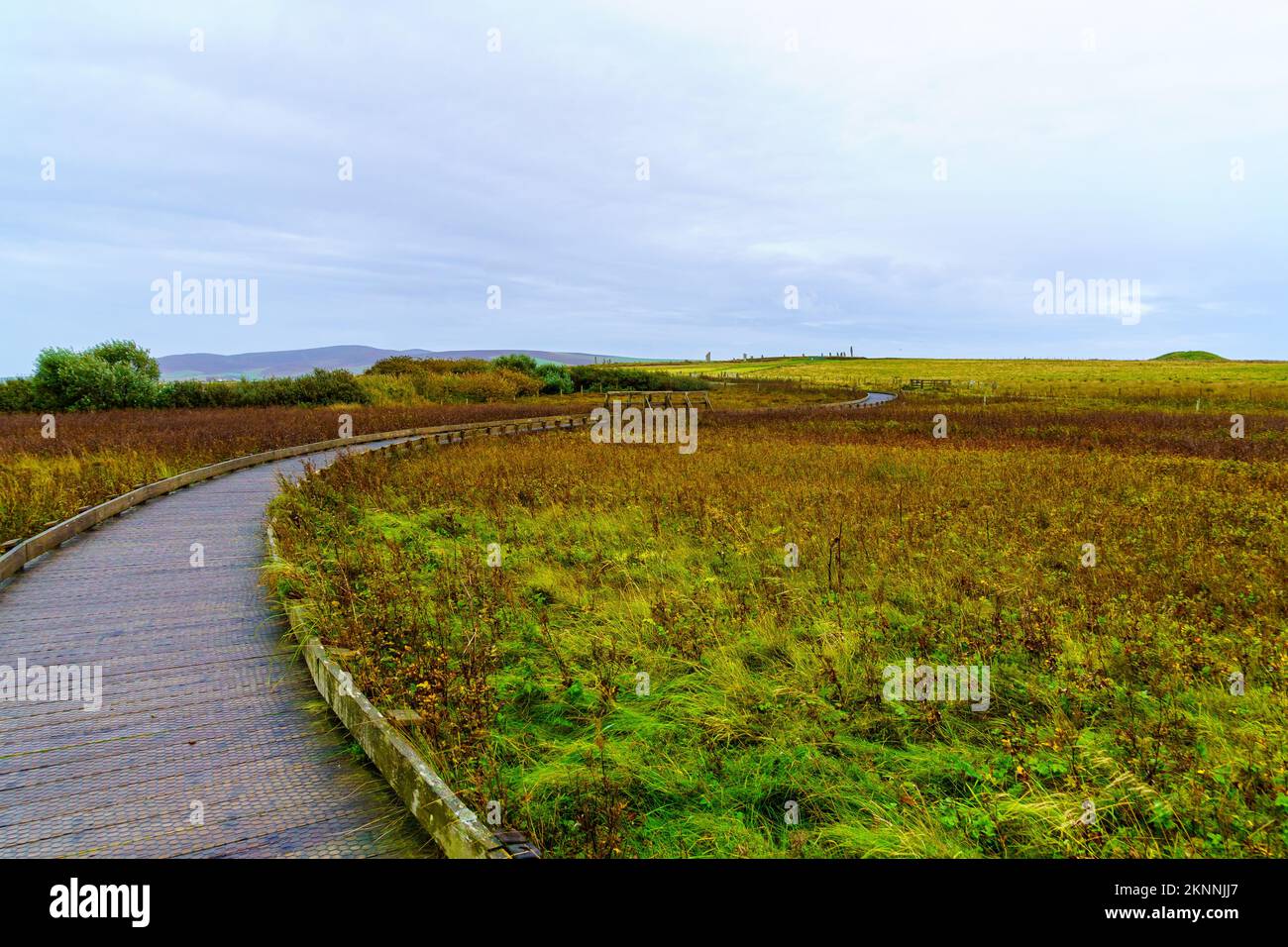 Vista di un sentiero e del Ring of Brodgar Stone Circle, a Mainland Orkney, Scozia, Regno Unito Foto Stock