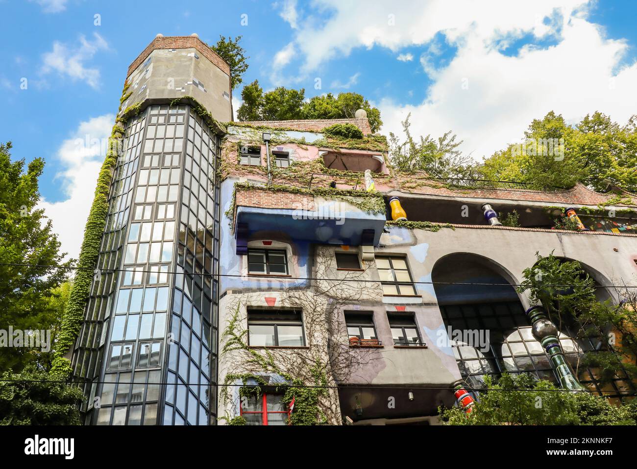 Vienna, Austria - 15 agosto 2022: Hundertwasserhaus dell'artista austriaco Friedensreich Hundertwasser in Europa centrale. Foto Stock