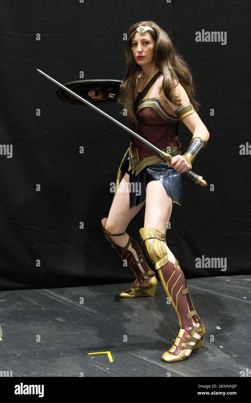 Wonder woman costume immagini e fotografie stock ad alta risoluzione - Alamy