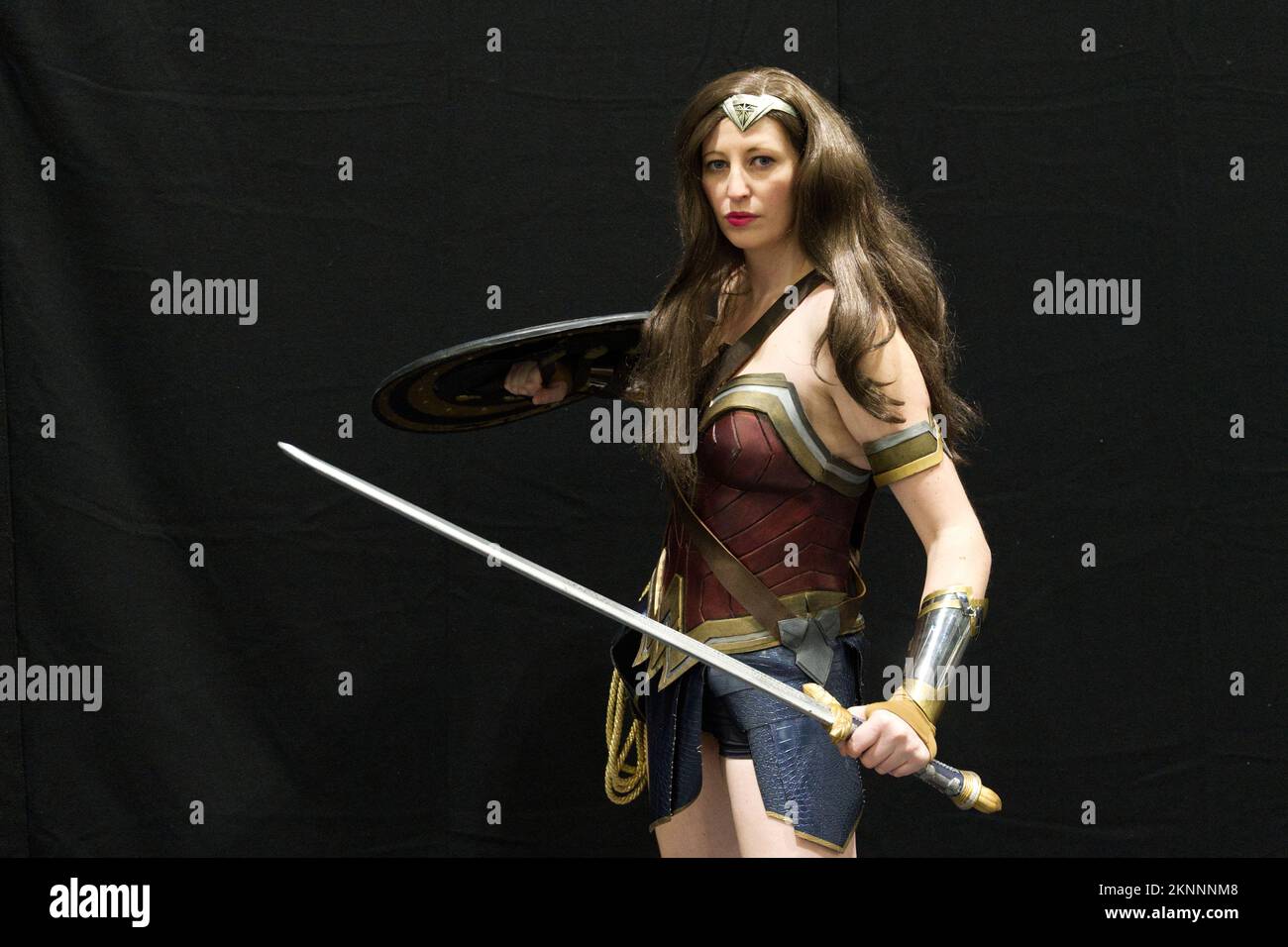 Un 'Cosplayer' vestito come Wonder Woman al London Film and Comic