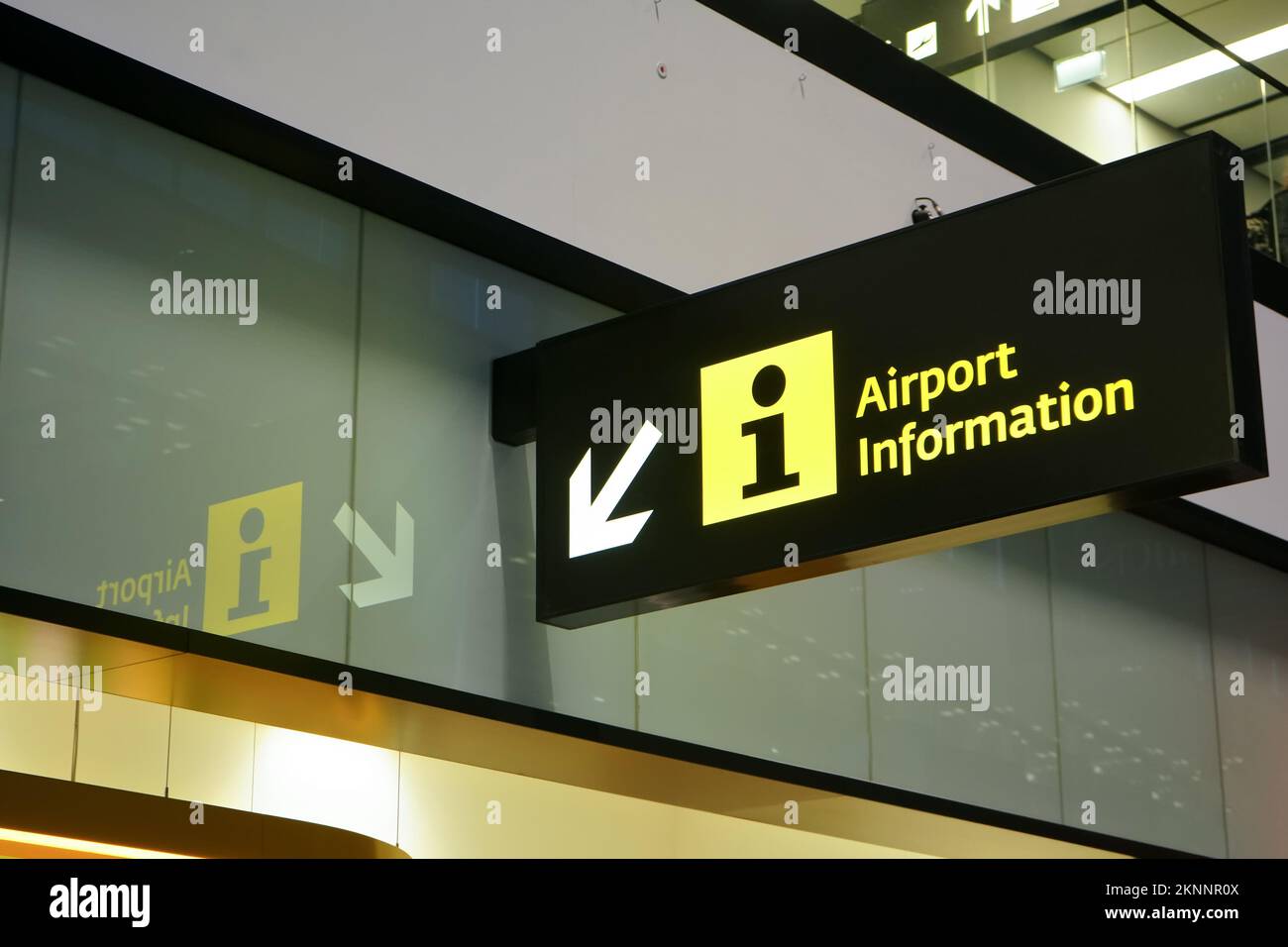 Cartello luminoso con la freccia rivolta verso il lato, dettaglio primo piano Foto Stock