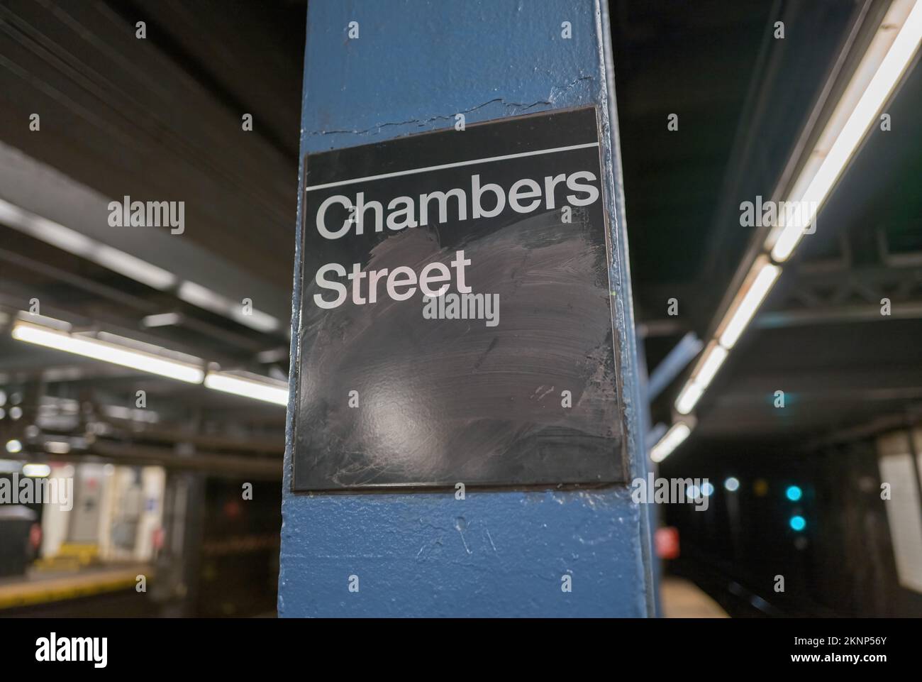 NEW YORK, N.Y. – 12 agosto 2022: Un cartello identifica una stazione di Chambers Street nel sistema della metropolitana di New York City. Foto Stock