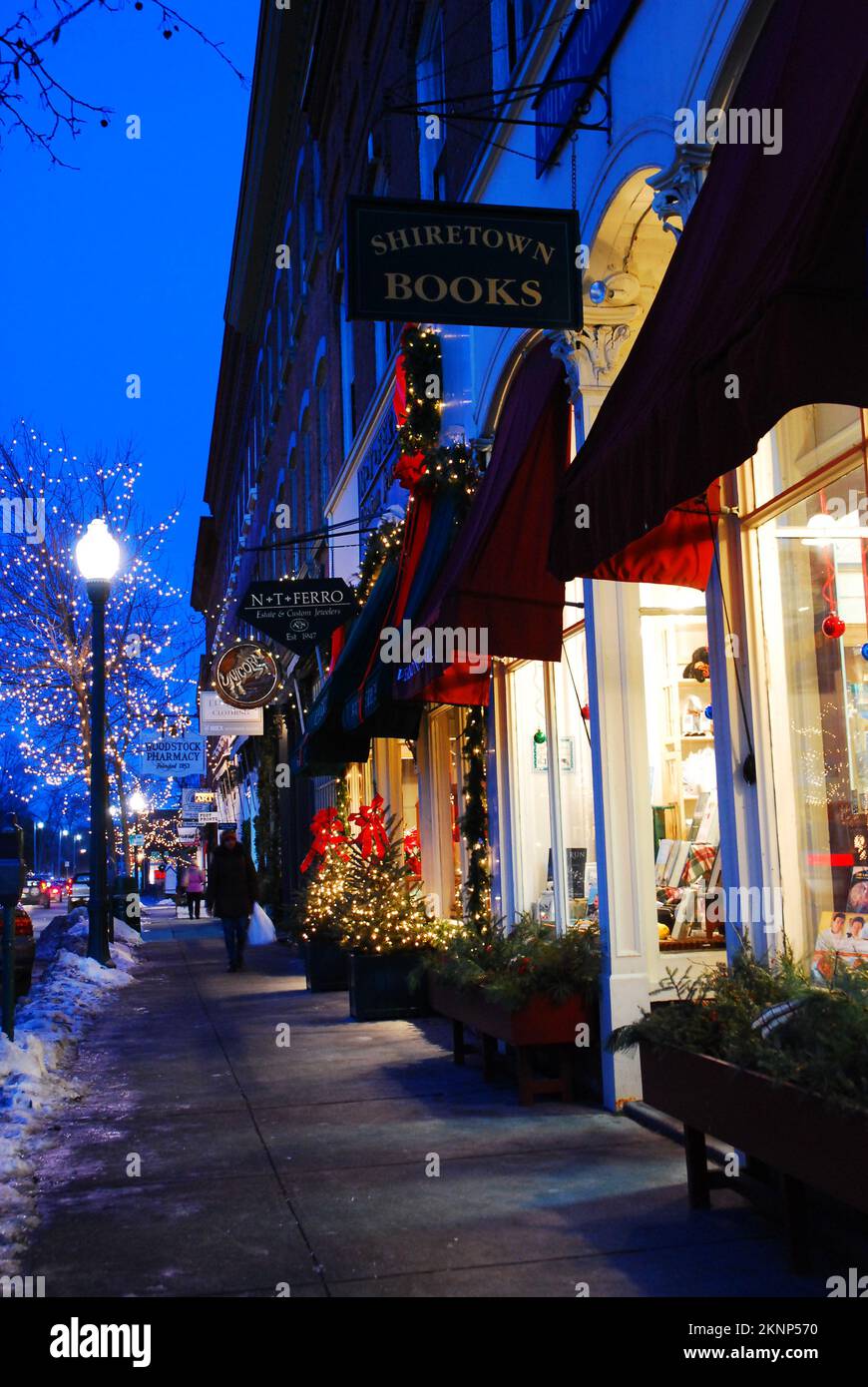 Piccoli negozi e boutique sono decorati per Natale a Woodstock, Vermont Foto Stock