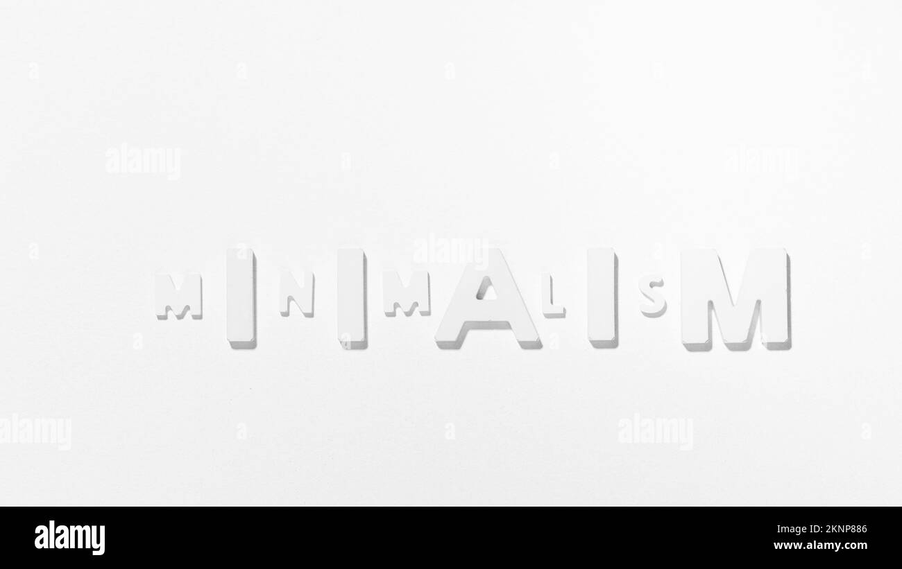 Minimalismo - Parola singola tra spazio vuoto bianco. Fotografia in bianco e nero Foto Stock