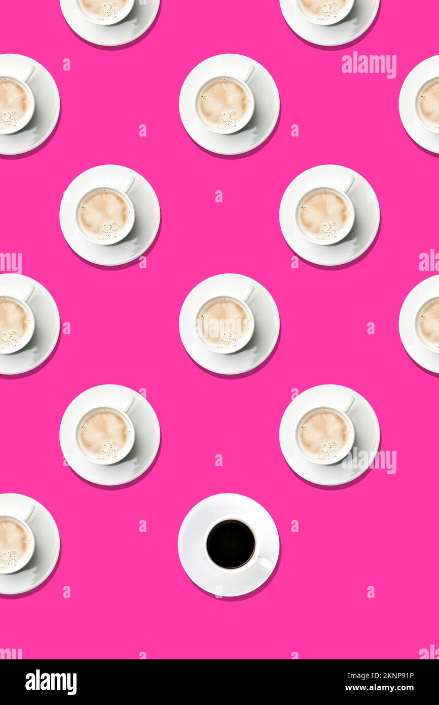 Vita morta contemporanea con tazze di caffè su sfondo rosa Foto Stock