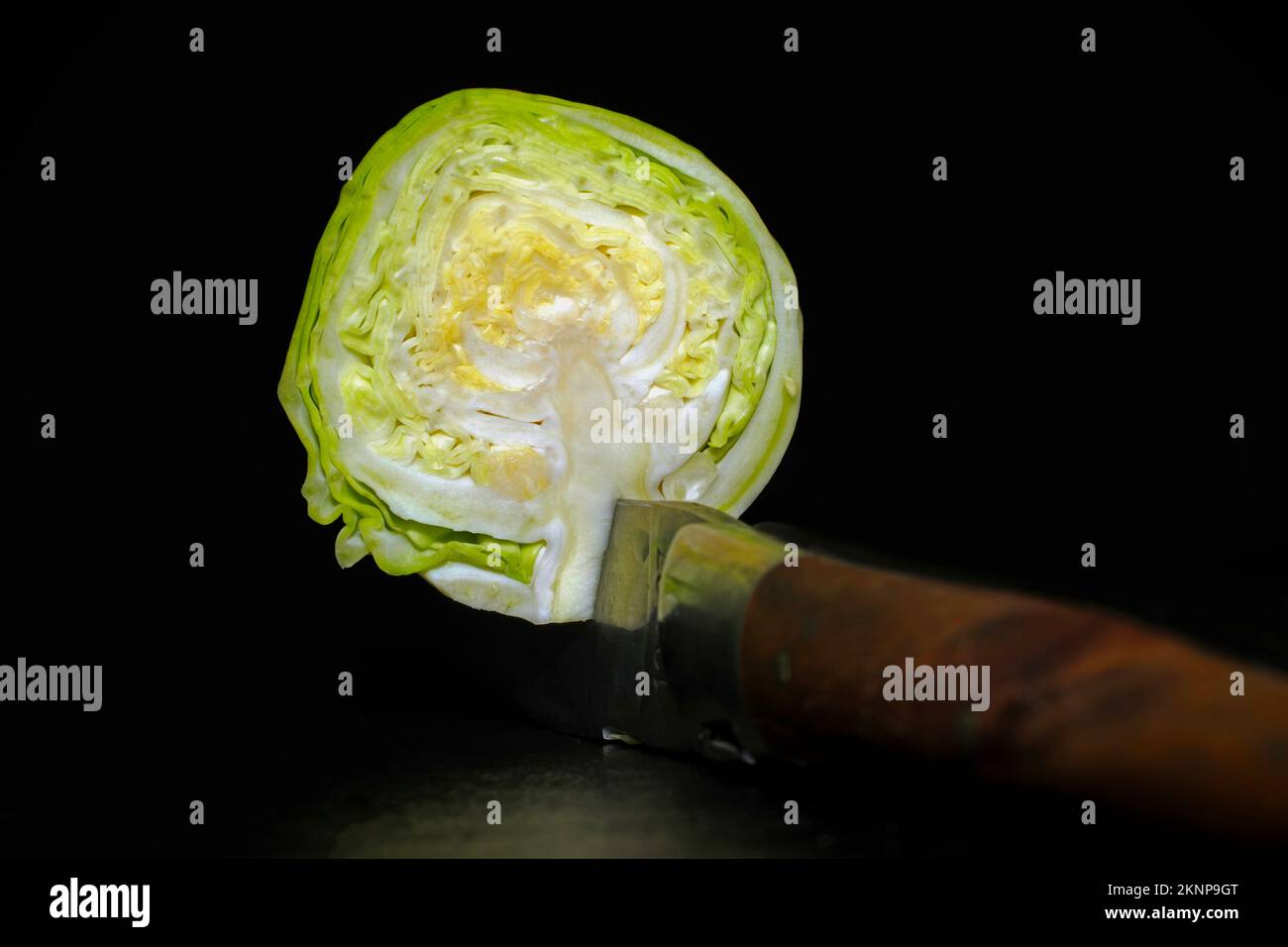 Cavoletti di Bruxelles con coltello Foto Stock