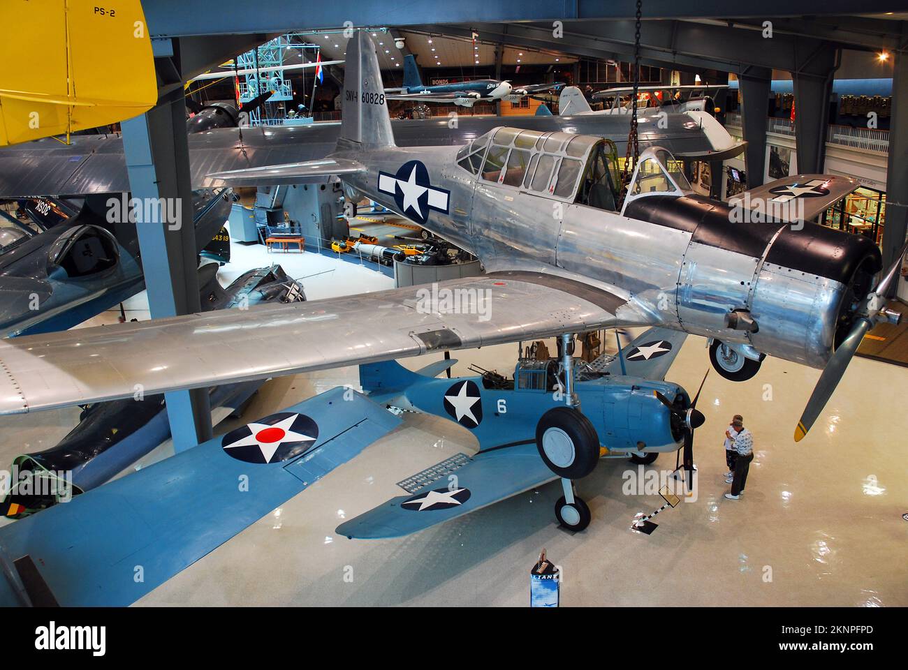 Gli aerei dell'era della seconda Guerra Mondiale sono esposti in un museo dell'aviazione a Pensacola, Florida Foto Stock