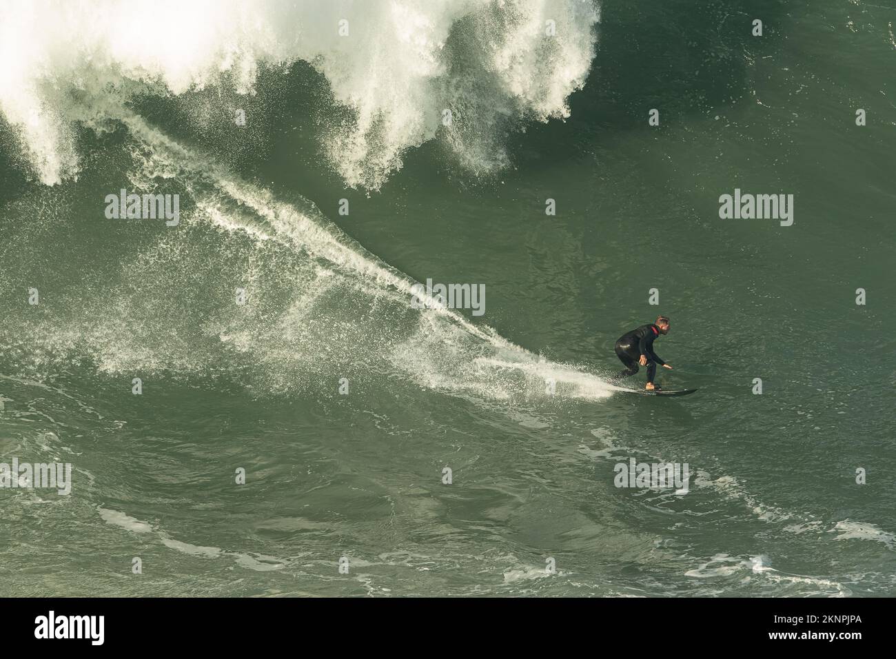 Tow-in Surf o Big Wave Surf a Praia do Norte, Nazaré, Portogallo. Foto Stock