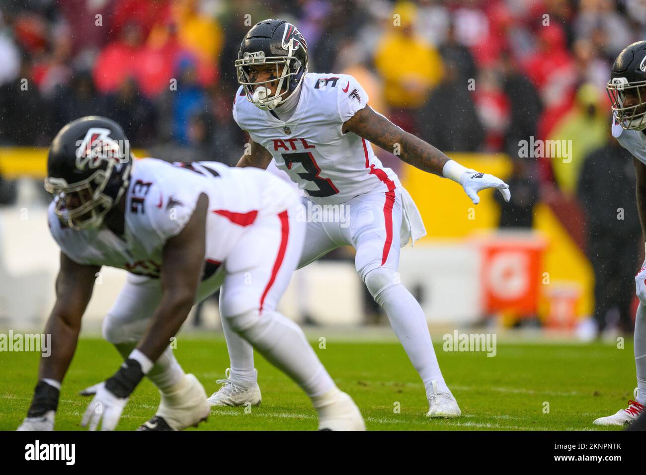 Landover, MD, Stati Uniti. 27th Nov 2022. Il linebacker dei falconi di Atlanta Mykal Walker (3) si posiziona durante la partita della NFL tra gli Atlanta Falcons e i Washington Commanders a Landover, MD. Reggie Hildred/CSM/Alamy Live News Foto Stock