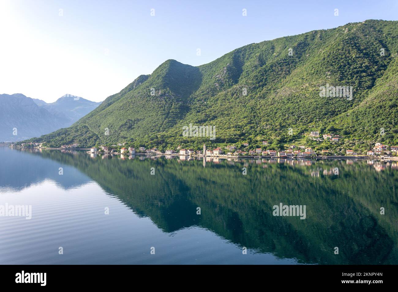 Riflessioni costiere dal ponte della nave da crociera Marell Explorer II, Baia di Cattaro (Boka kotorska), Cattaro, Dalmazia, Montenegro Foto Stock