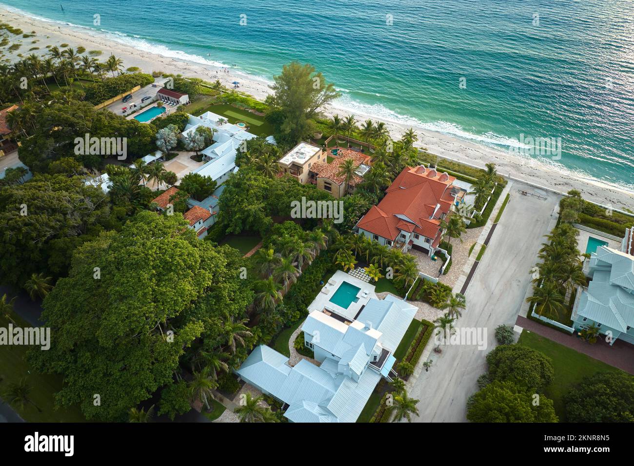 Vista aerea di quartiere ricco con case vacanze costose a Boca Grande, piccola città sull'isola di Gasparilla nel sud-ovest della Florida. Sogno americano Foto Stock