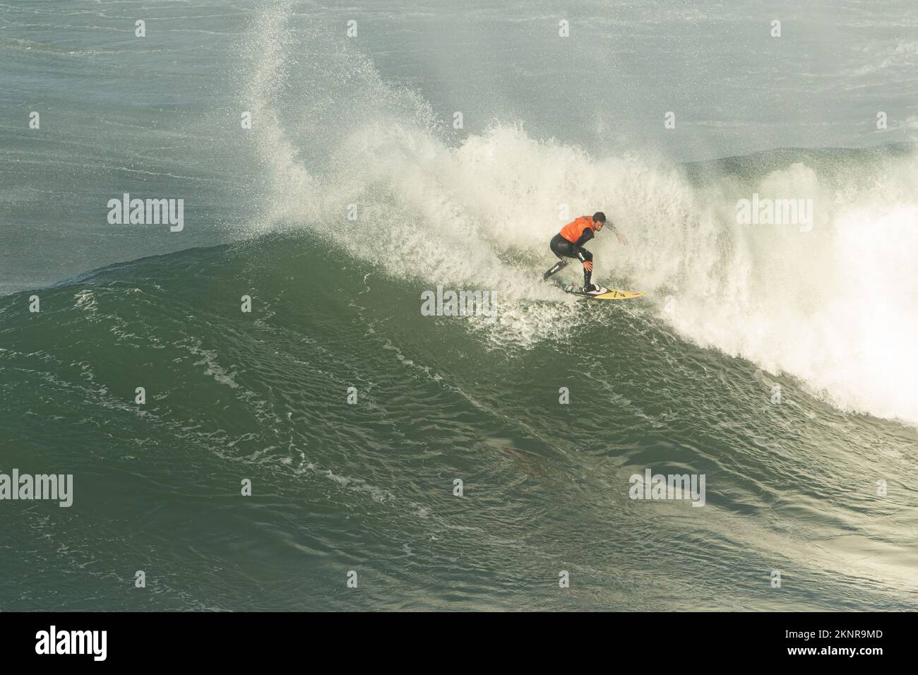 Tow-in Surf o Big Wave Surf a Praia do Norte, Nazaré, Portogallo. Foto Stock