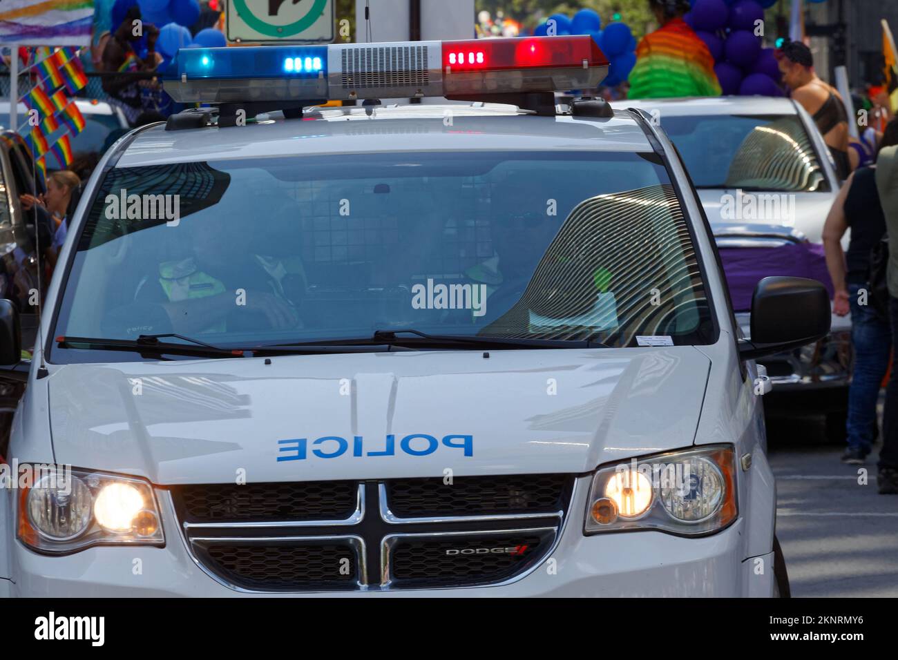 Due poliziotti in un veicolo di polizia che controlla la folla alla parata Pride nel centro di Montreal. Quebec, Canada Foto Stock