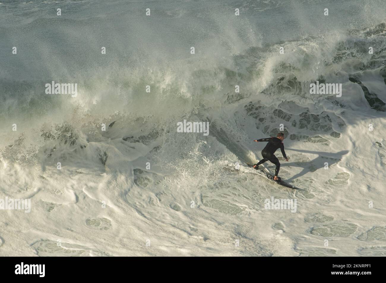 Tow-in Surf o Big Wave Surf a Praia do Norte, Nazaré, Portogallo. Foto Stock