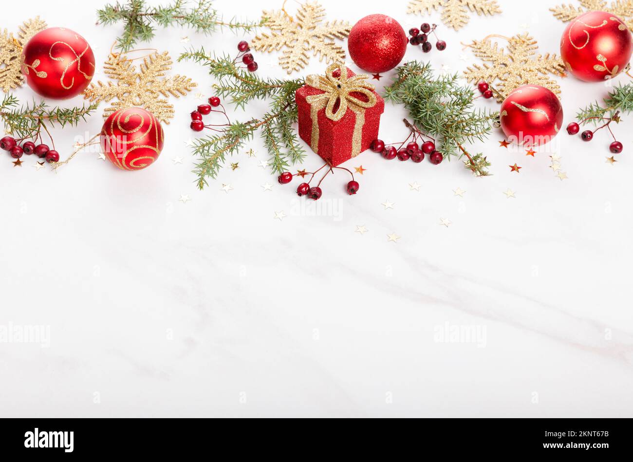Decorazioni natalizie con sfondo in marmo e vista dall'alto. Buon biglietto di auguri di Natale, cornice. Tema natalizio invernale. Foto Stock