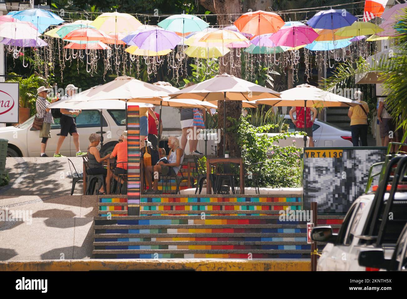 Puerto Vallarta, Messico - 9 novembre 2022 - i gradini colorati e la strada decorata con ombrelloni Foto Stock