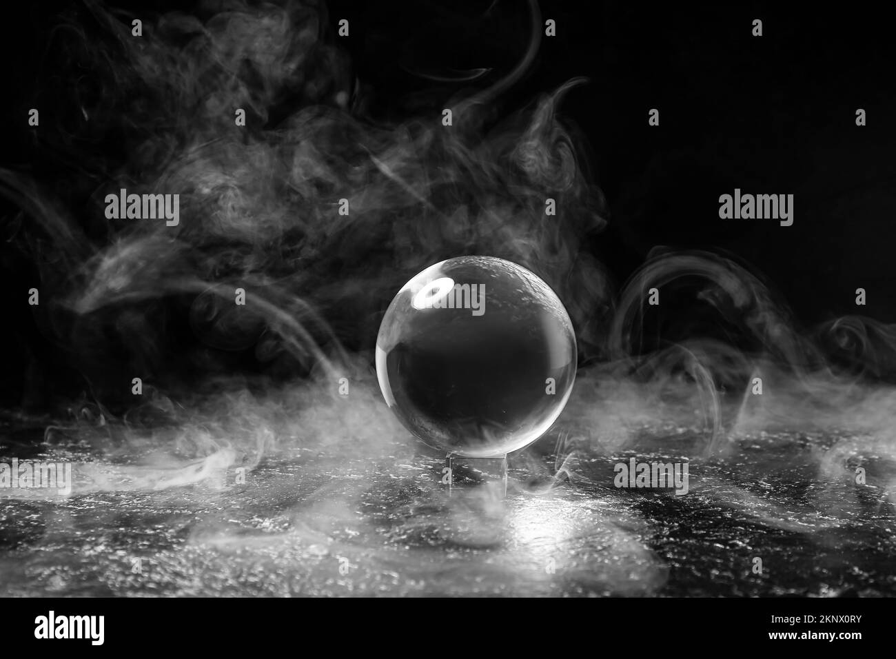 Palla di cristallo di fortuna e fumo su sfondo scuro Foto Stock