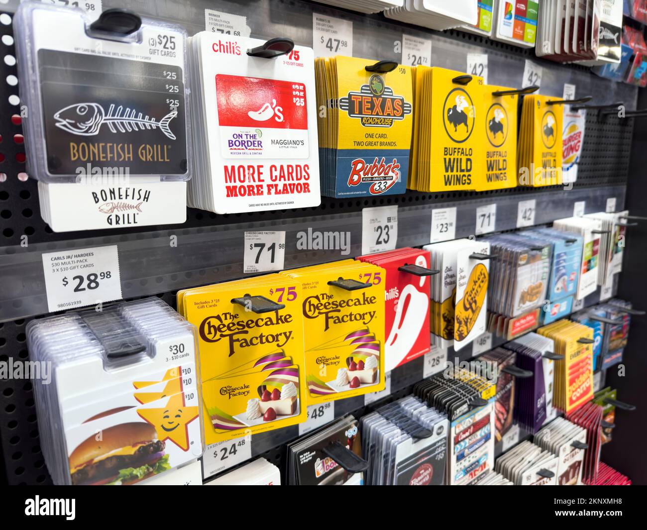 Una varietà di buoni regalo in un negozio Sam Club nel Michigan USA Foto Stock