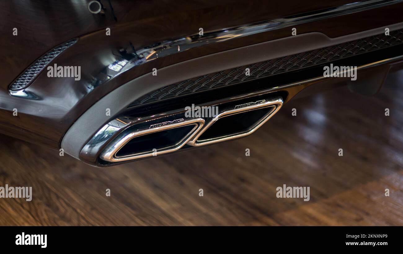 Primo piano dei tubi di scarico Mercedes Benz E63 AMG Foto Stock