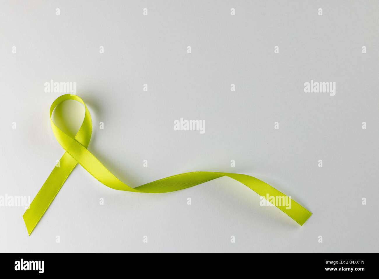 Composizione del nastro verde chiaro di sensibilizzazione alla salute, su sfondo bianco con spazio di copia Foto Stock
