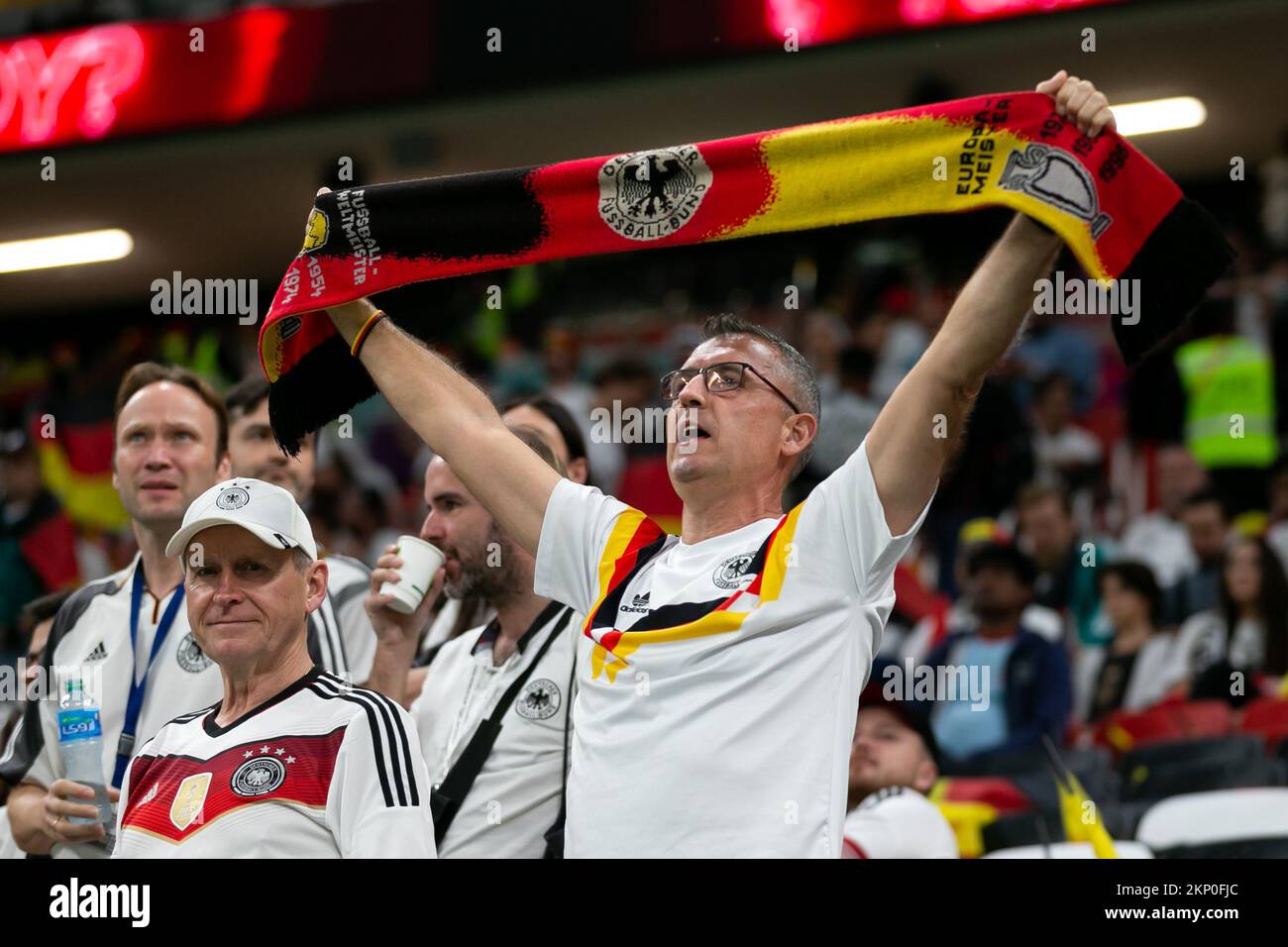 Al Khor, Qatar. 27th Nov 2022. DOHA, QATAR - 27 NOVEMBRE: Il sostenitore della Germania gode del pre-gioco prima della partita della Coppa del mondo FIFA Qatar 2022 gruppo e tra Spagna e Germania allo Stadio al Bayt il 27 novembre 2022 ad al Khor, Qatar. (Foto di Florencia Tan Jun/PxImages) Credit: PX Images/Alamy Live News Foto Stock