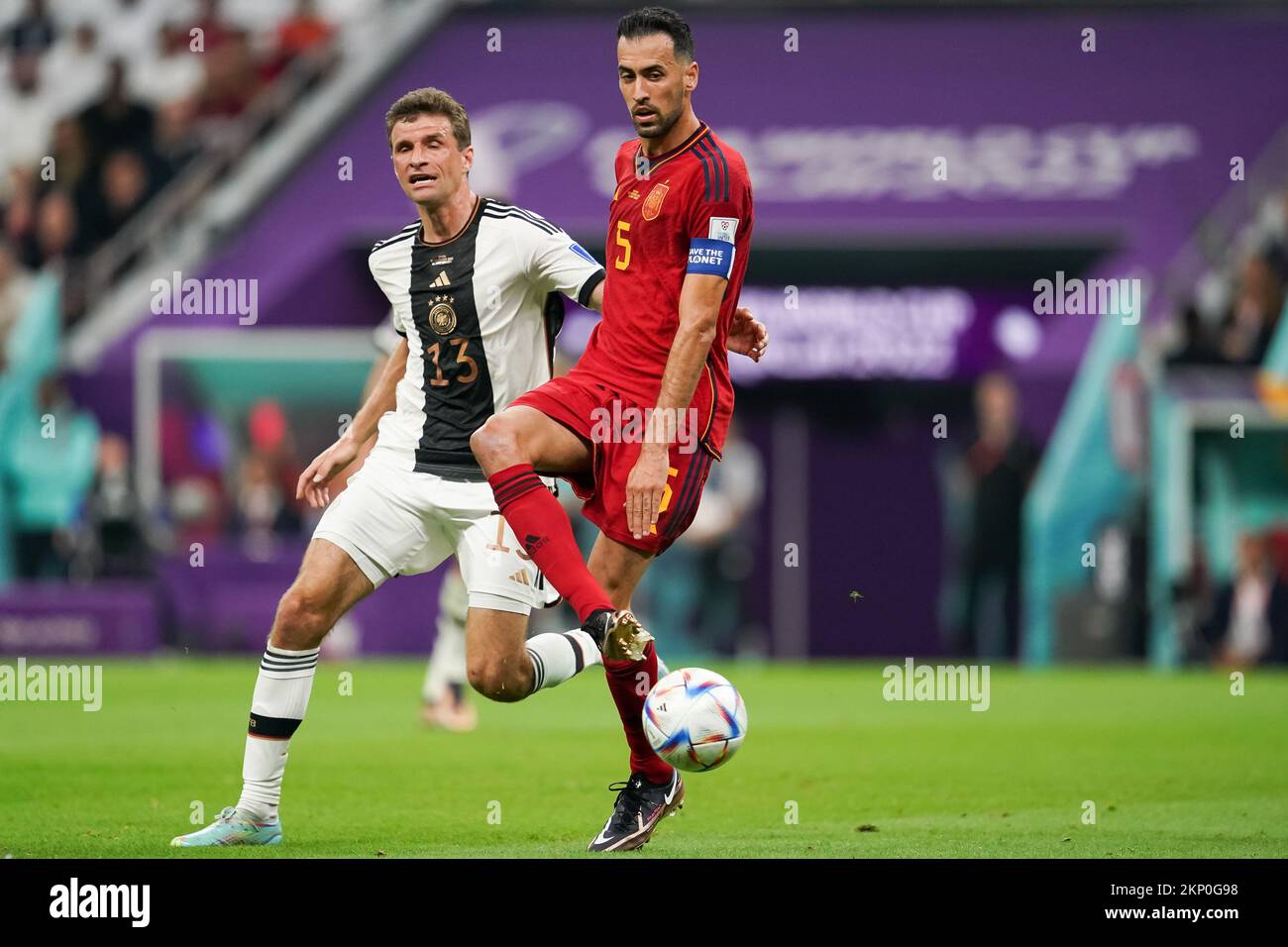 Al Khor, Qatar. 27th Nov 2022. DOHA, QATAR - 27 NOVEMBRE: Sergio Busquets passa la palla durante la partita di Coppa del mondo FIFA Qatar 2022 gruppo e tra Spagna e Germania allo Stadio al Bayt il 27 novembre 2022 ad al Khor, Qatar. (Foto di Florencia Tan Jun/PxImages) Credit: PX Images/Alamy Live News Foto Stock