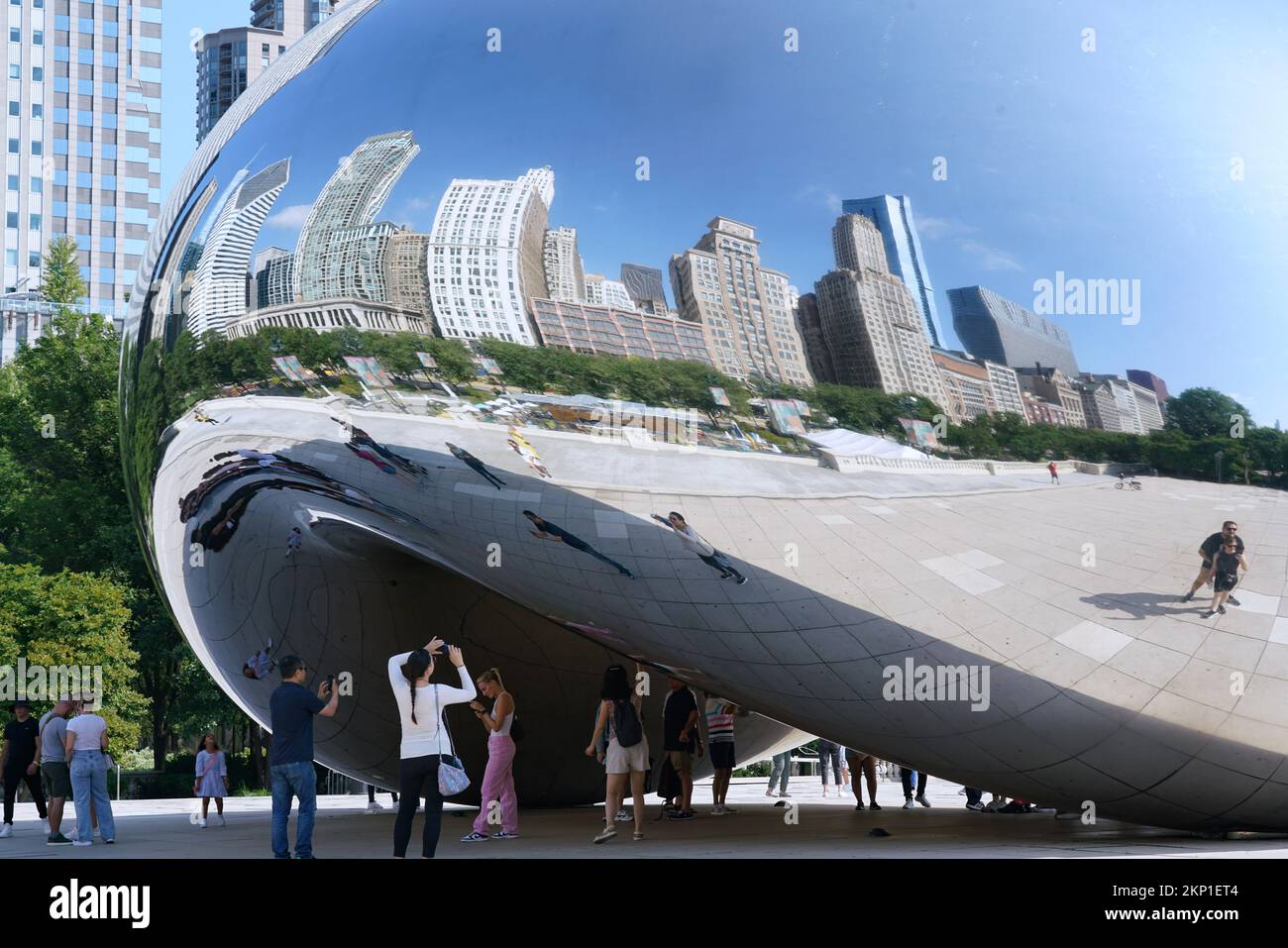 Chicago, USA - Agosto 2022: La scultura Cloud Gate (Bean) nel Millennium Park attrae i visitatori ad ammirare i riflessi curvi di se stessi Foto Stock