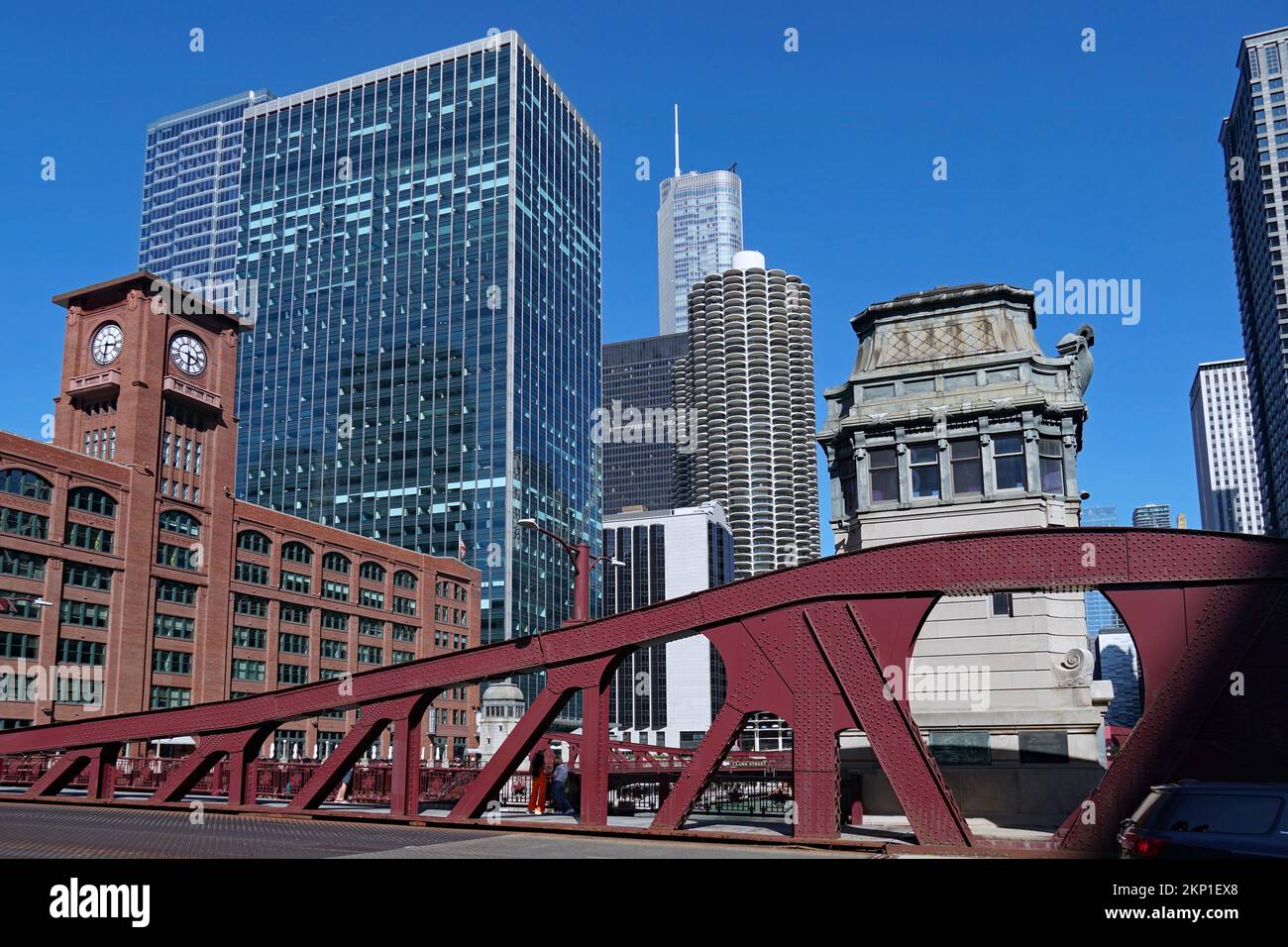 Ponte di ferro sulla via la Salle, con vista verso est lungo il fiume Chicago Foto Stock