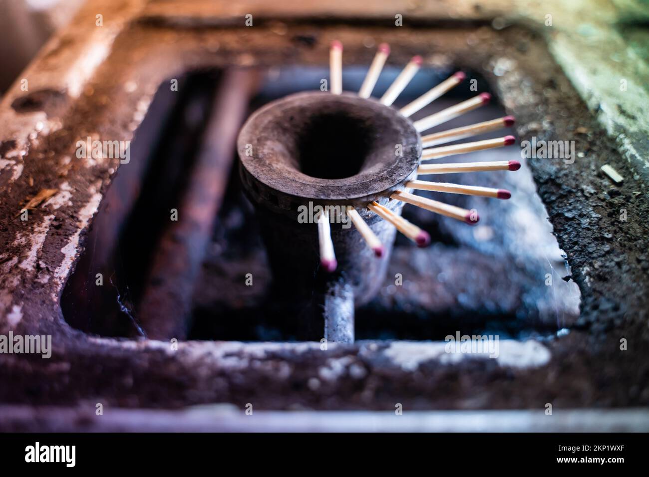 Fiammiferi di famiglia di legno bloccano il percorso per benzina nella stufa. Importazione di carburante blu. Scarsa qualità della vita in assenza di gas. Panico a t Foto Stock