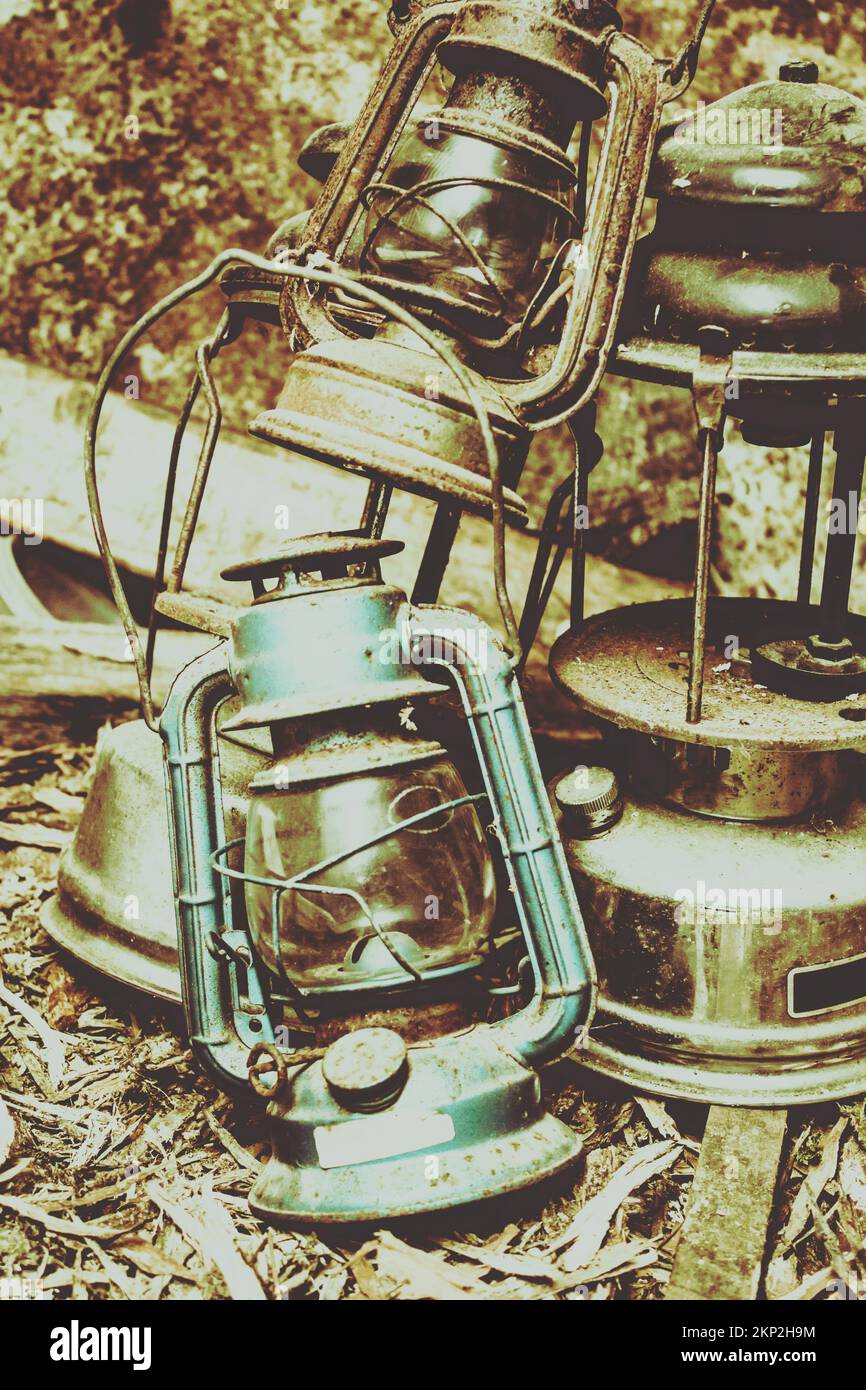 Immagine di seppia vintage di un mucchio di vecchie lanterne dell'uragano ed un concettuale di stufa di olio dei prospettori di giorno di olden e. attività minerarie Foto Stock