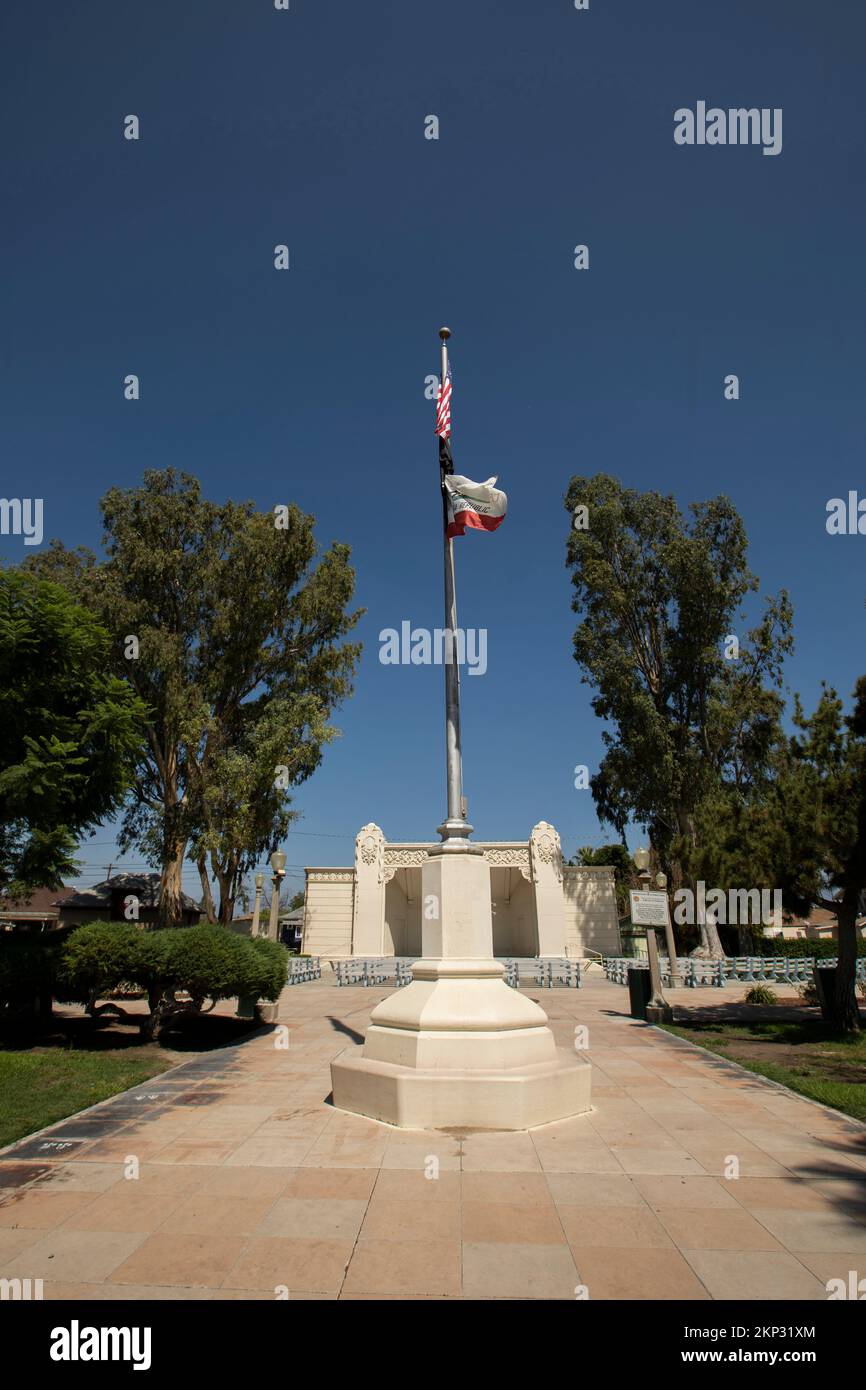 Colton, California, Stati Uniti d'America - 18 settembre 2022: La luce del mattino illumina il centro storico di Fleming Park. Foto Stock