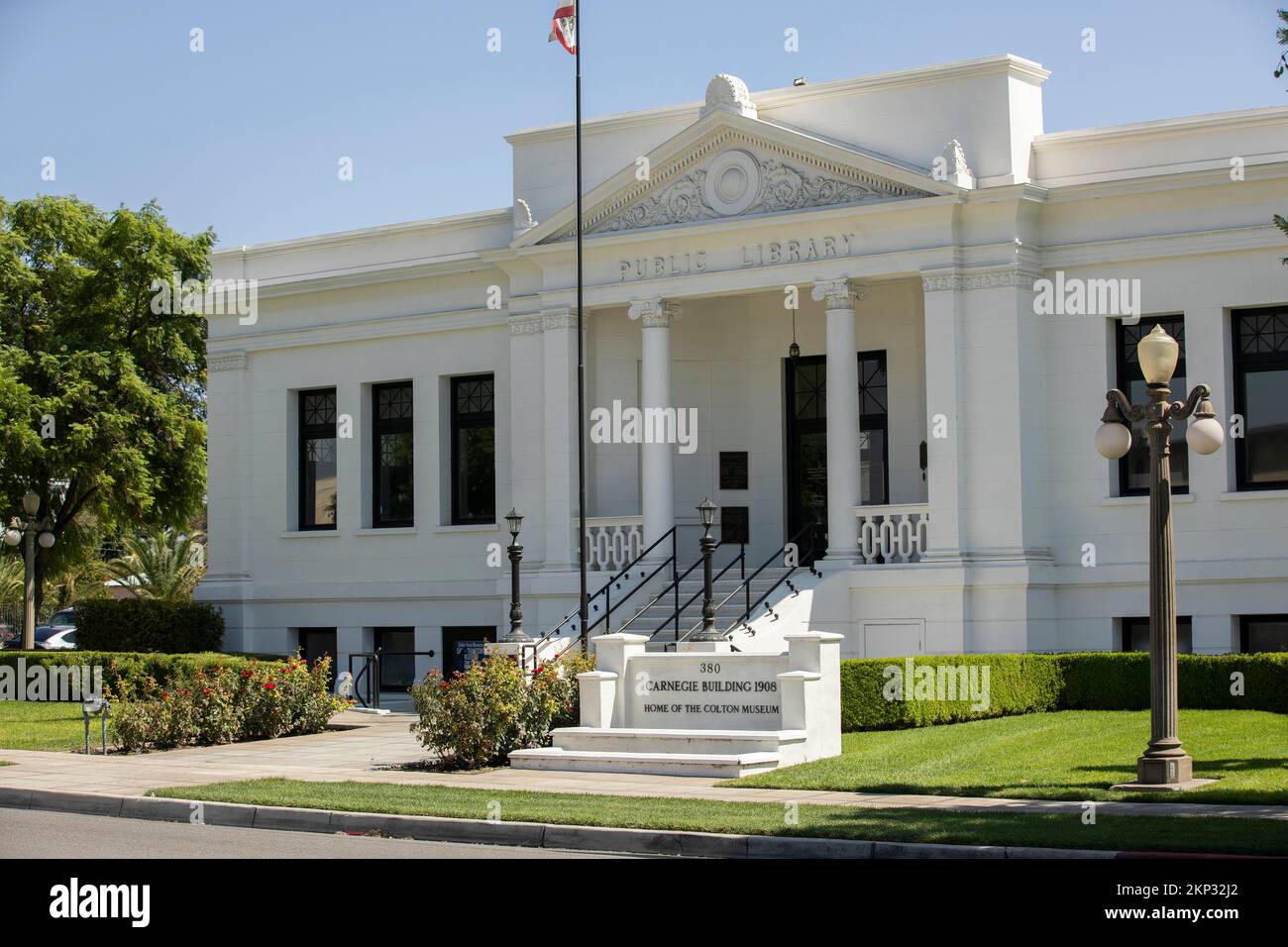 Colton, California, Stati Uniti d'America - 18 settembre 2022: La luce del mattino splende sullo storico centro di Carnegie Library. Foto Stock