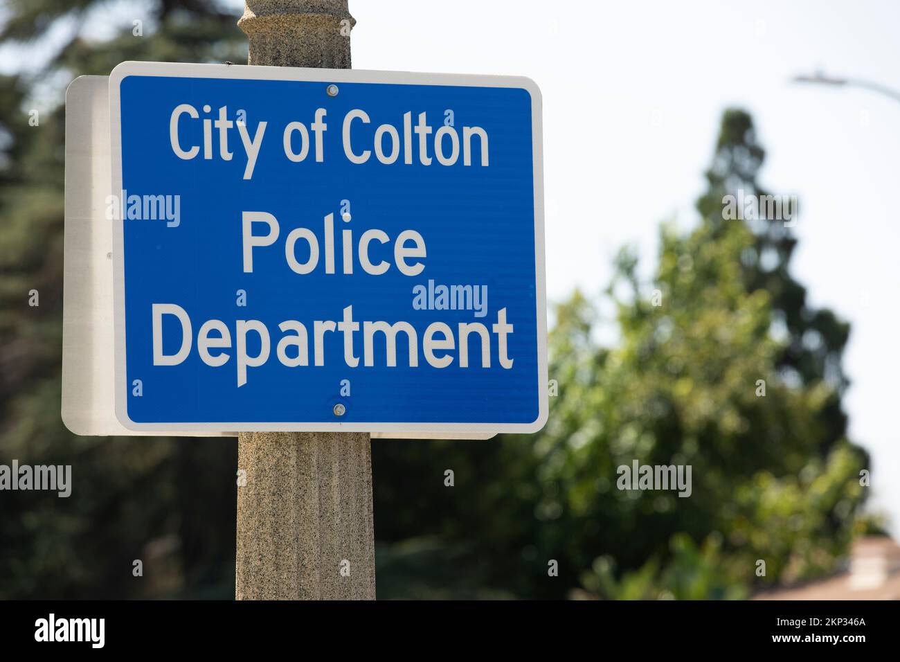 Colton, California, USA - 18 settembre 2022: La luce del mattino splende sul cartello del Dipartimento di polizia di Colton. Foto Stock